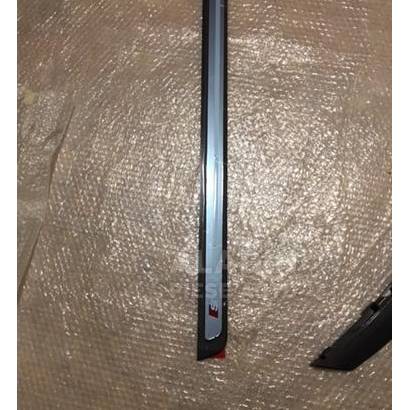 Pret Ornament prag dreapta Audi A5 S-Line an 2008-2016 cod oem 8T0853374H