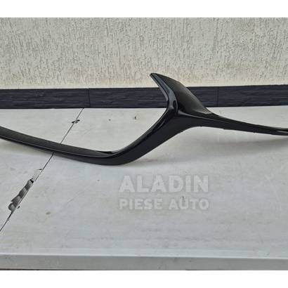 Pret Ornament stanga grila bara fata Mazda 3 an 2019 2020 2021 2022 2023 2024 2025 cod BCKN-50771, BCKN50771